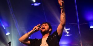 Tom Grennan singing